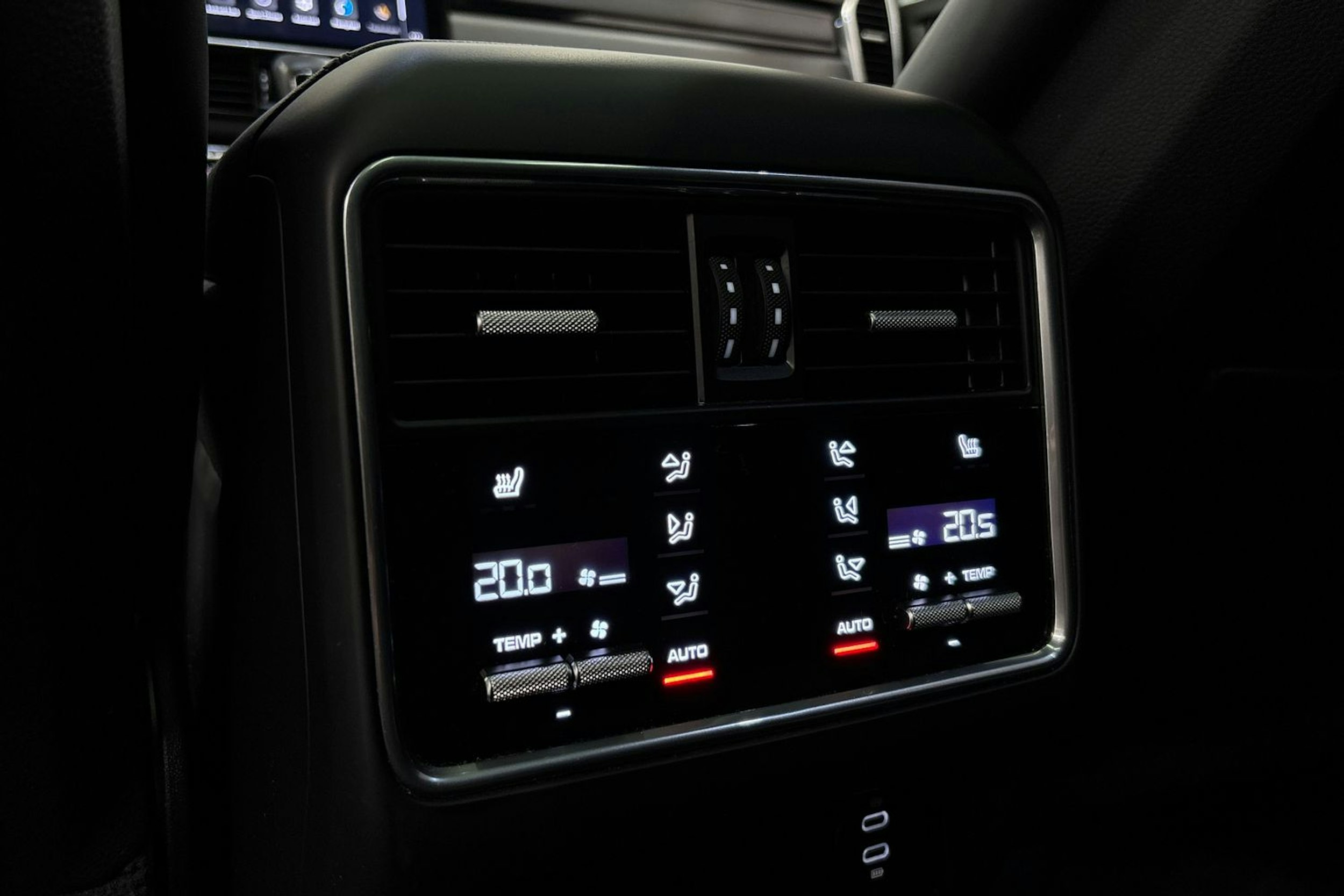 musta Porsche Cayenne 2022 kuva 33.