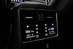musta Porsche Cayenne 2022 kuva 33.