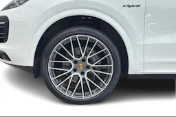 Valkoinen Porsche Cayenne 2022 kuva 8.