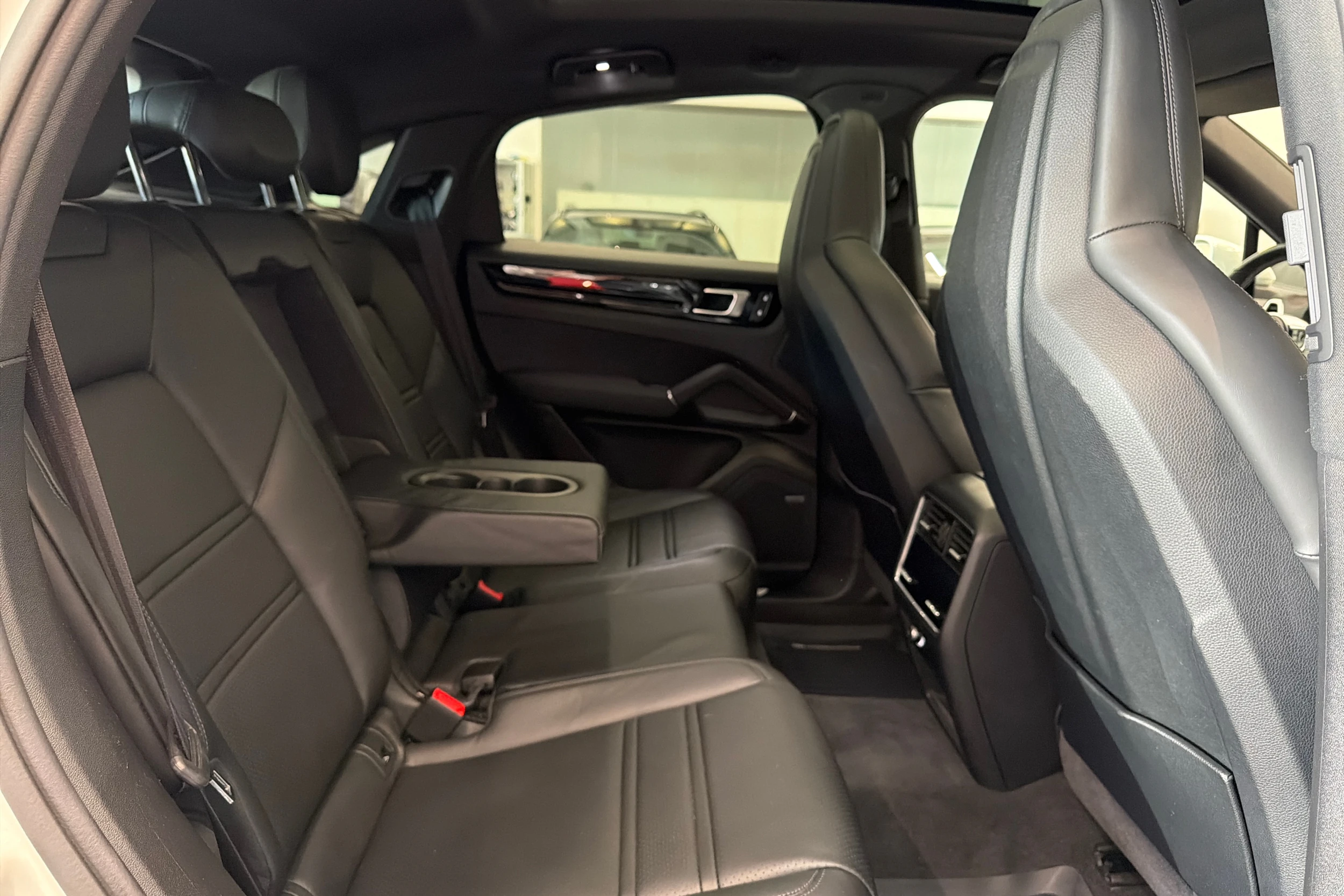 Valkoinen Porsche Cayenne 2022 kuva 11.