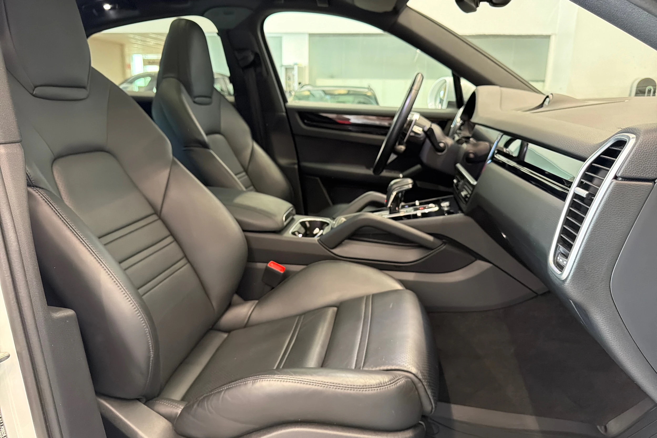 Valkoinen Porsche Cayenne 2022 kuva 12.