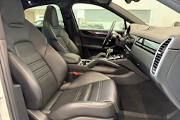 Valkoinen Porsche Cayenne 2022 kuva 12.