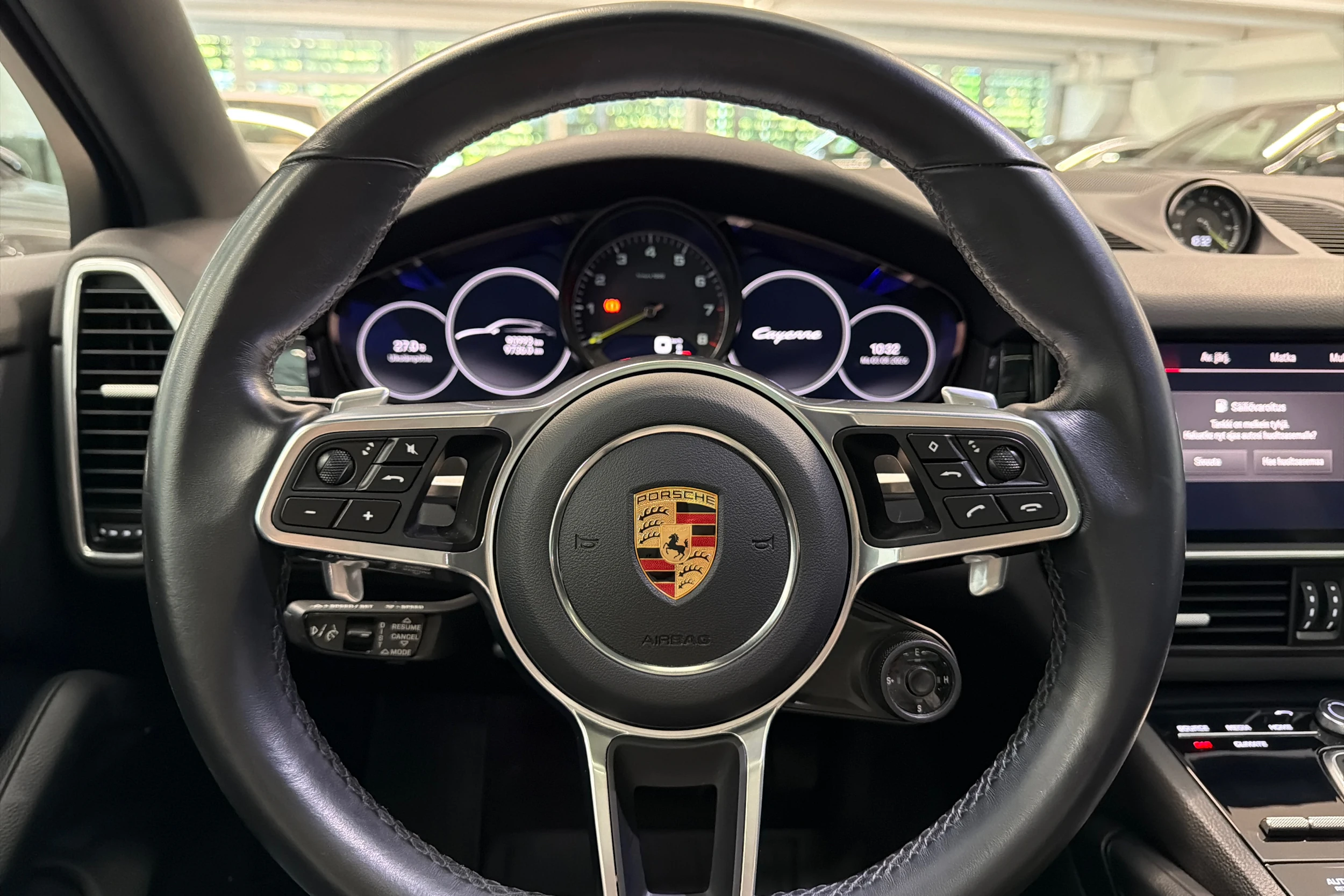 Valkoinen Porsche Cayenne 2022 kuva 16.