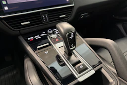 Valkoinen Porsche Cayenne 2022 kuva 20.
