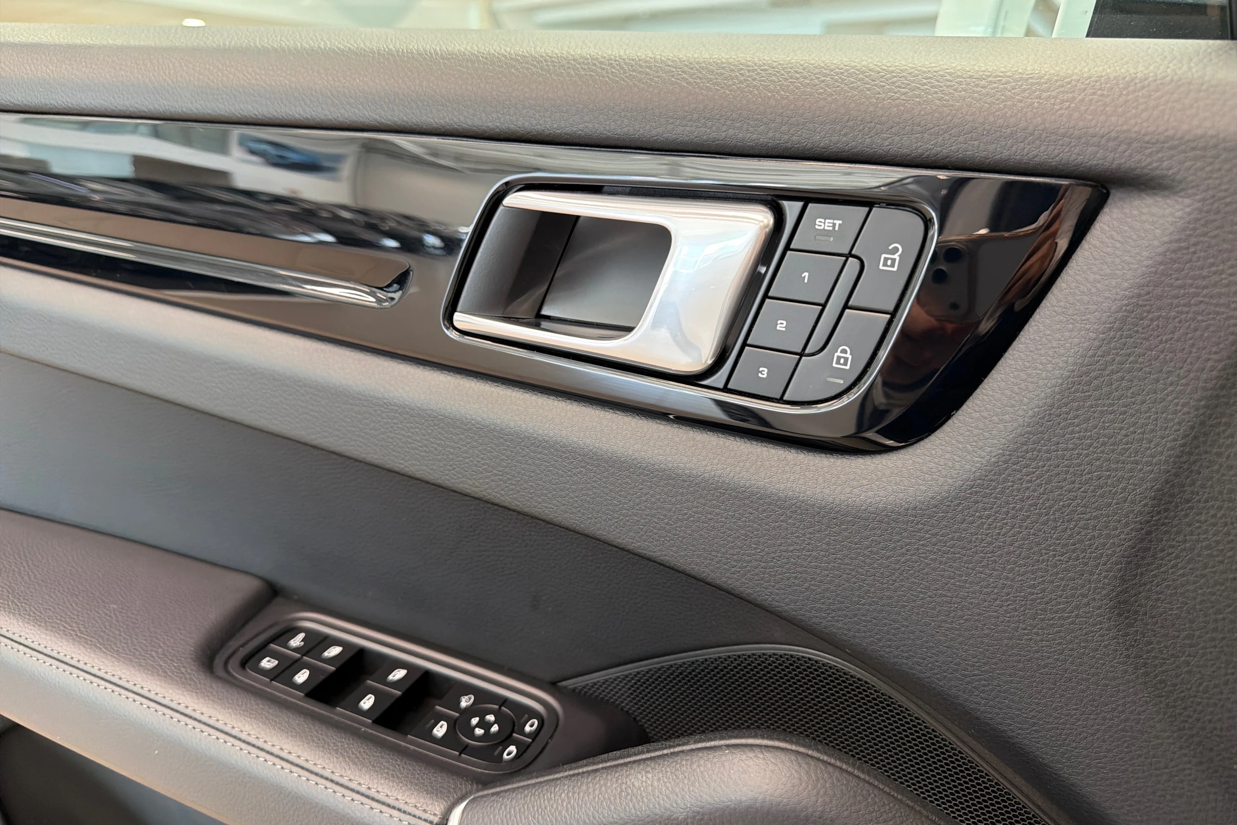 Valkoinen Porsche Cayenne 2022 kuva 23.