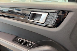 Valkoinen Porsche Cayenne 2022 kuva 23.