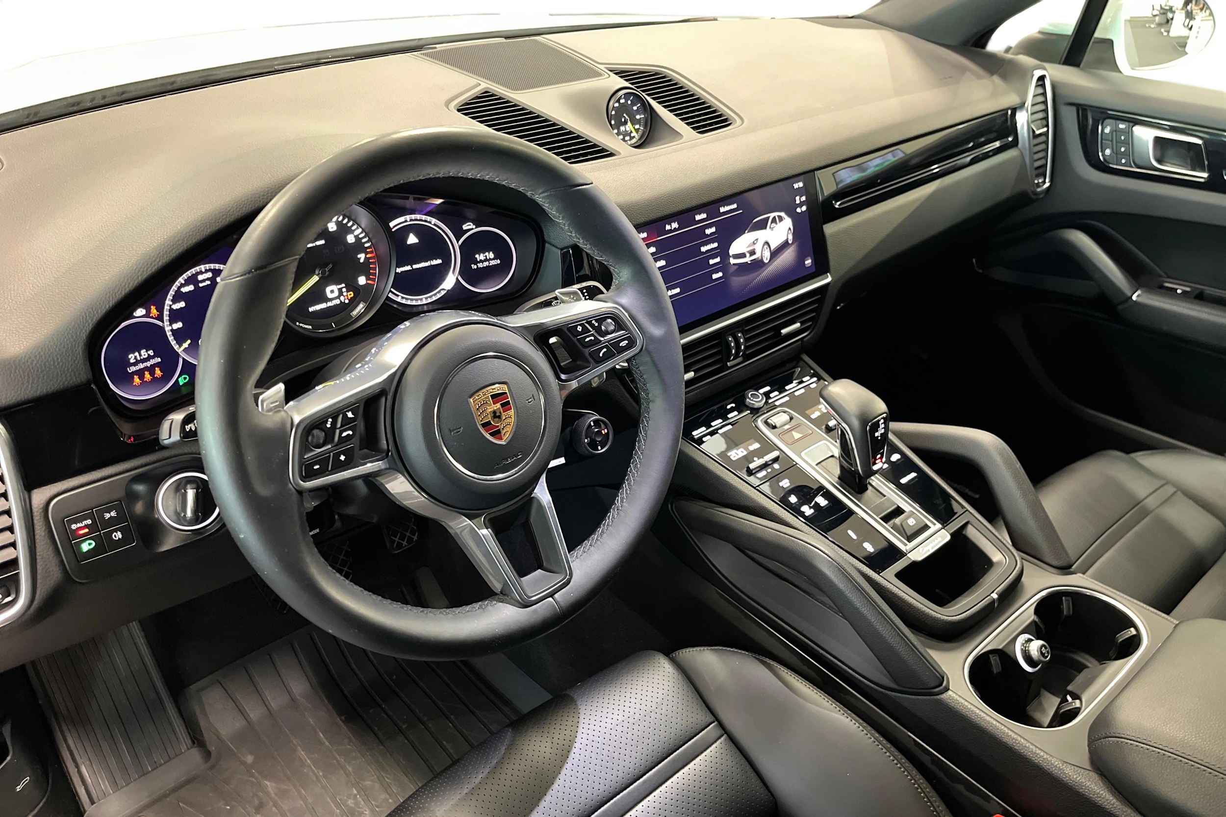 Valkoinen Porsche Cayenne 2022 kuva 6.