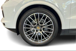 Valkoinen Porsche Cayenne 2022 kuva 9.