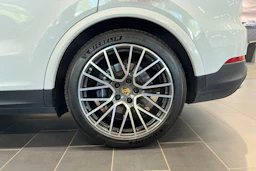 Valkoinen Porsche Cayenne 2022 kuva 10.