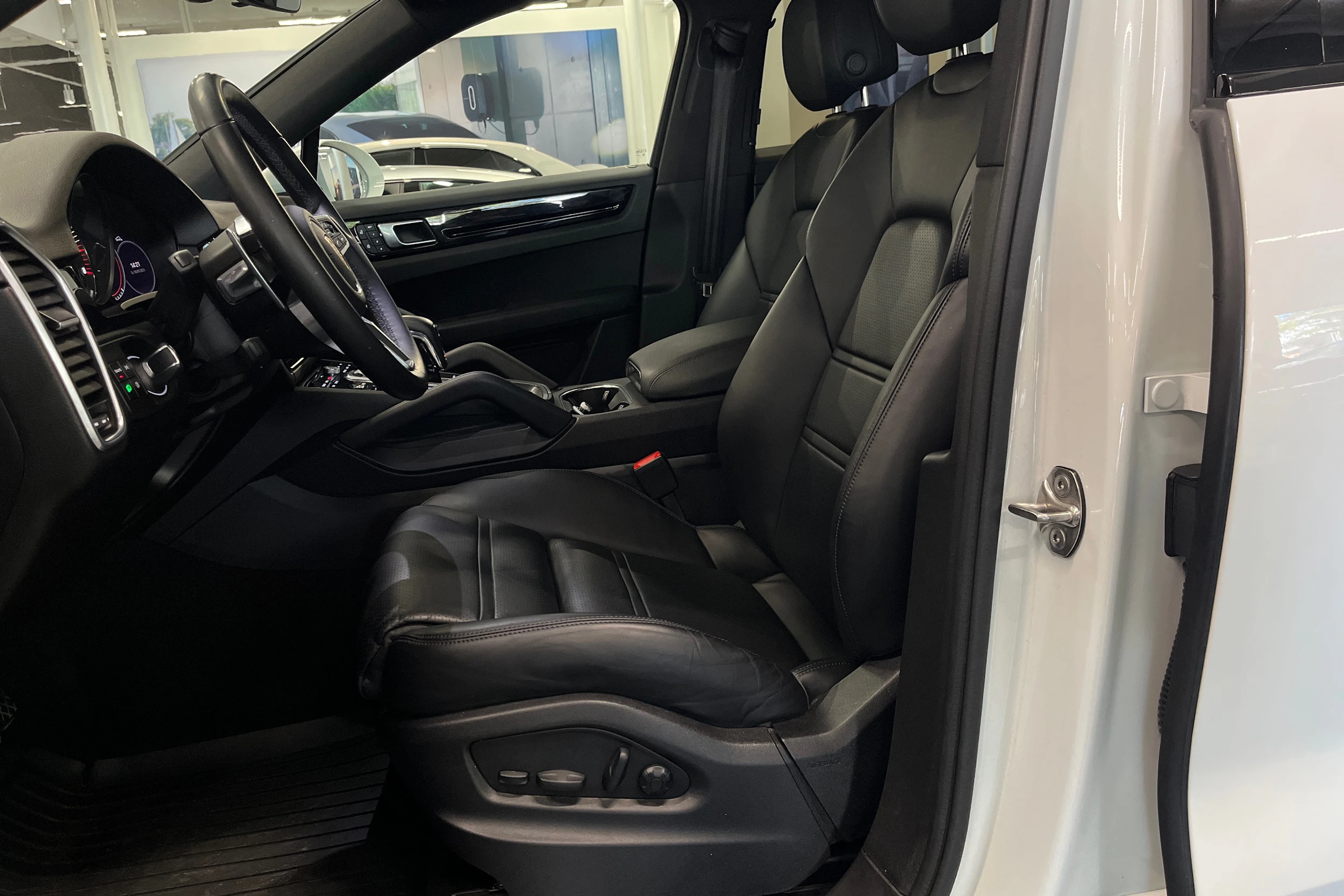Valkoinen Porsche Cayenne 2022 kuva 14.