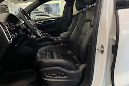Valkoinen Porsche Cayenne 2022 kuva 14.