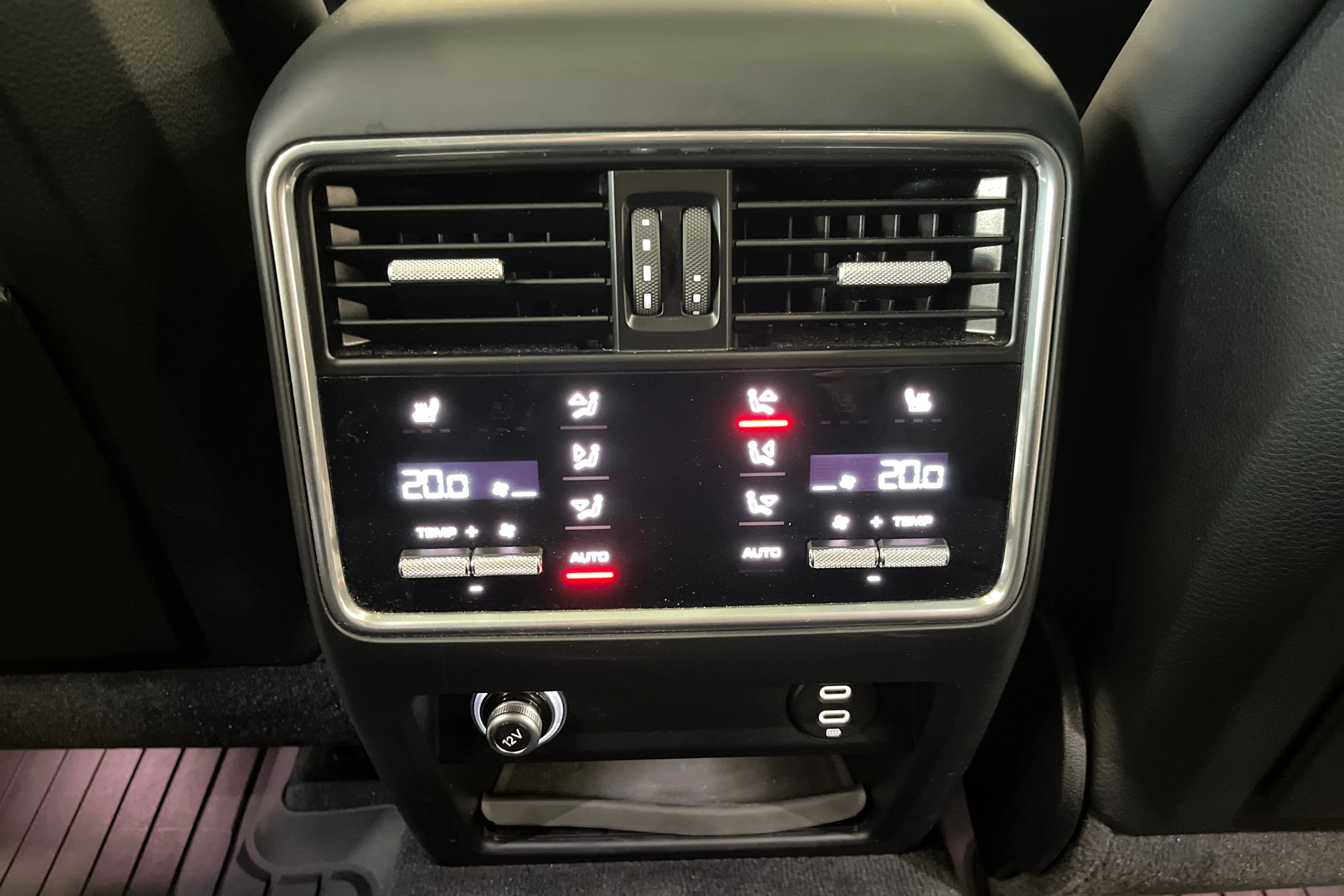 Valkoinen Porsche Cayenne 2022 kuva 15.