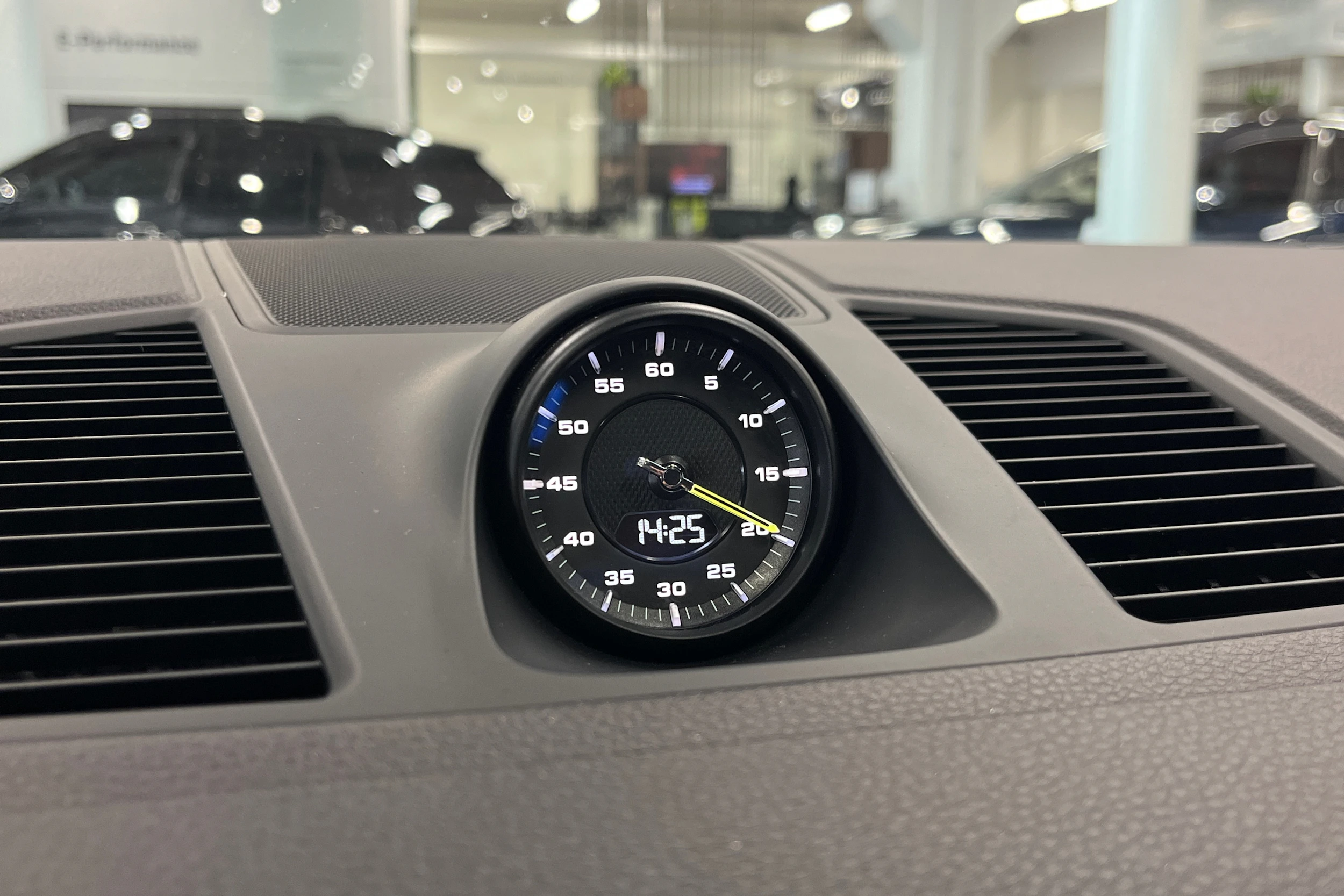 Valkoinen Porsche Cayenne 2022 kuva 17.