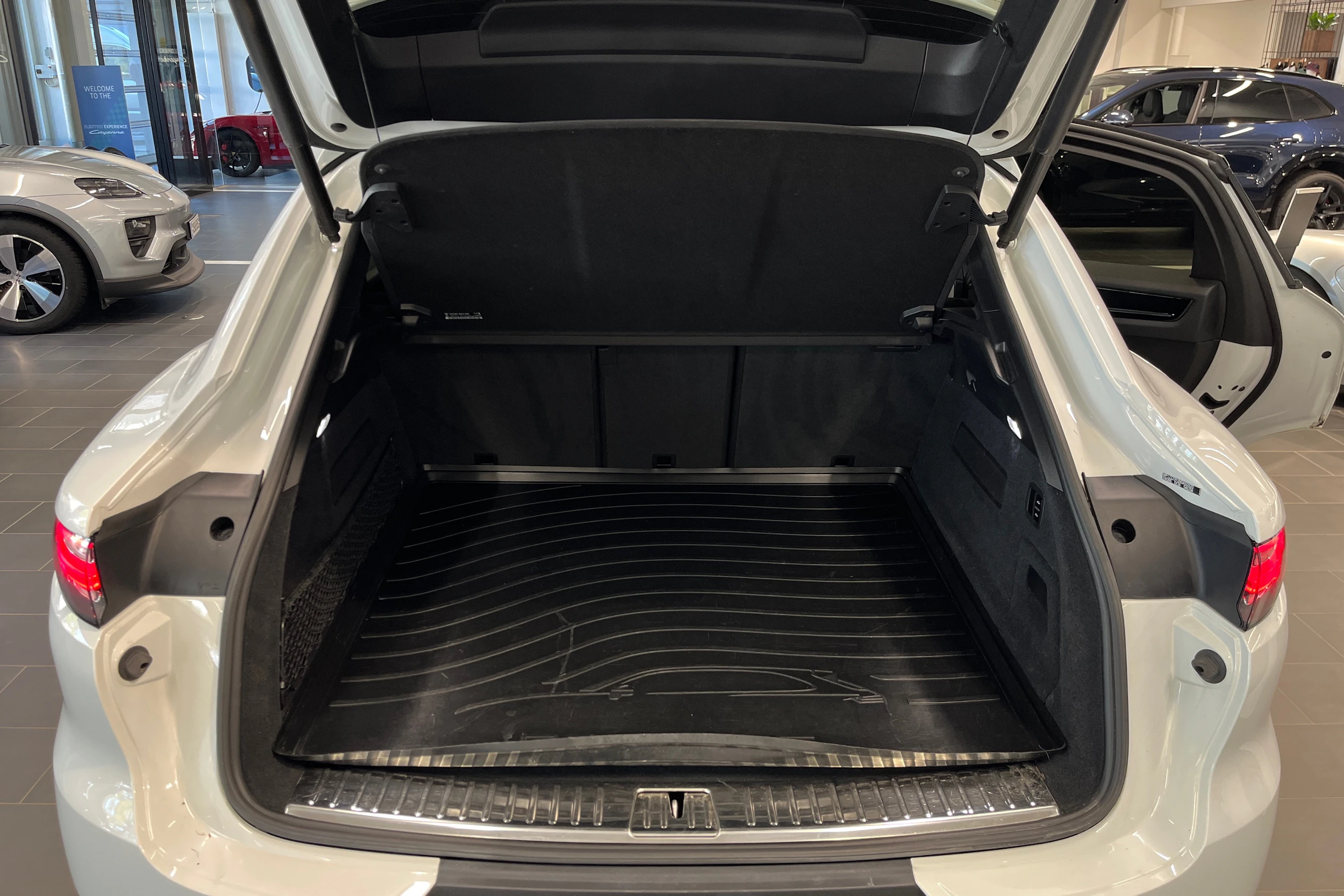 Valkoinen Porsche Cayenne 2022 kuva 18.