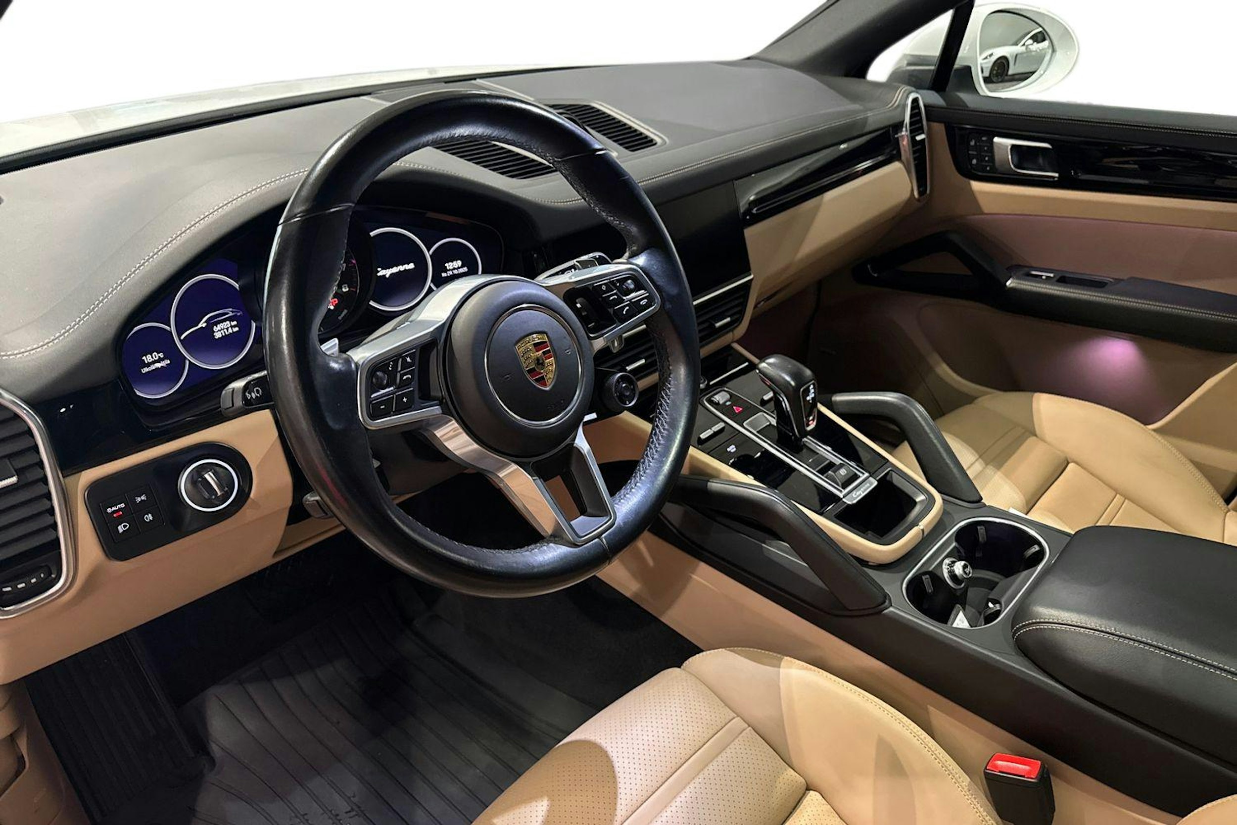 valkoinen Porsche Cayenne 2022 kuva 6.