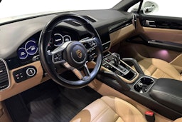 valkoinen Porsche Cayenne 2022 kuva 6.