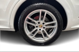 valkoinen Porsche Cayenne 2022 kuva 9.