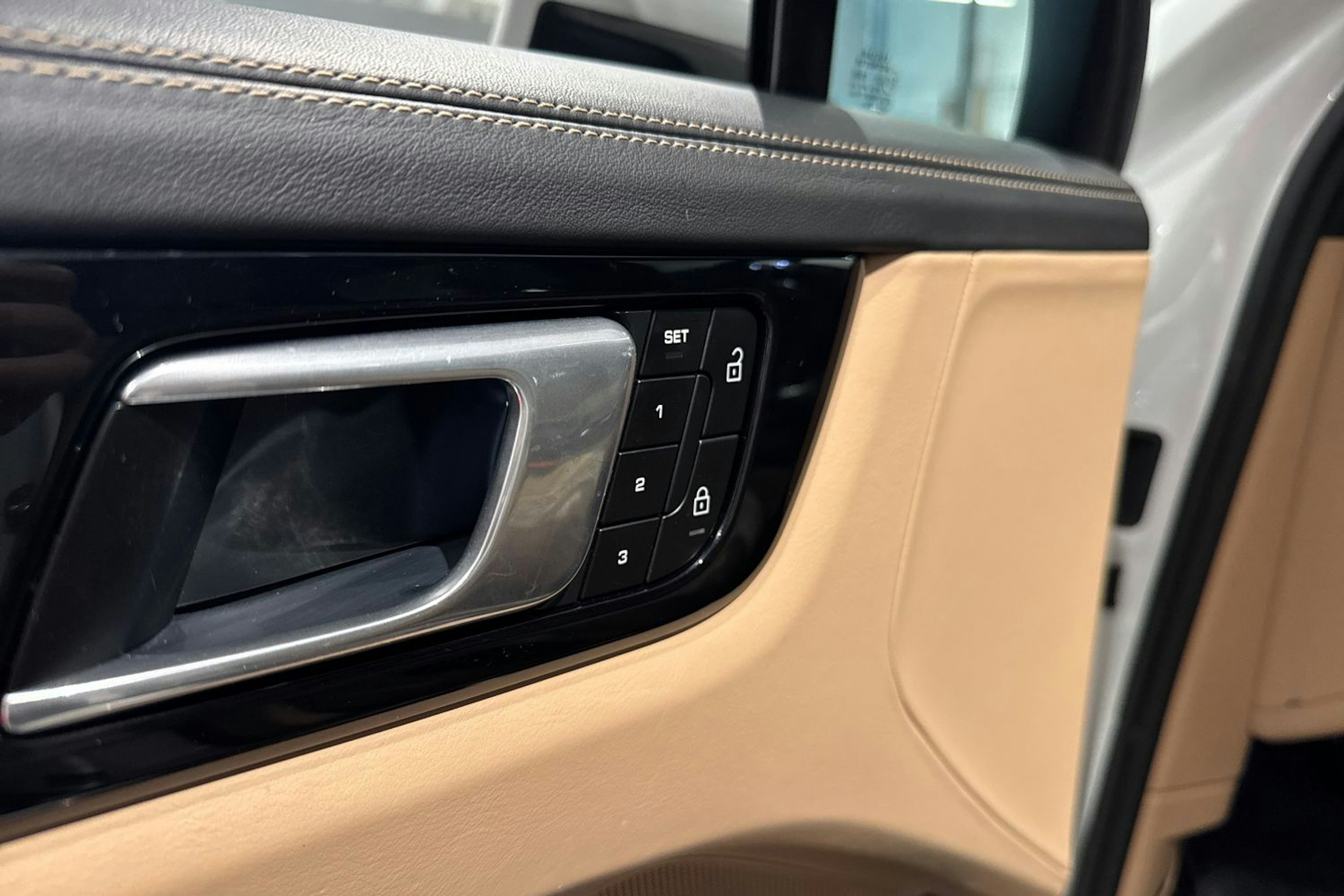 valkoinen Porsche Cayenne 2022 kuva 11.