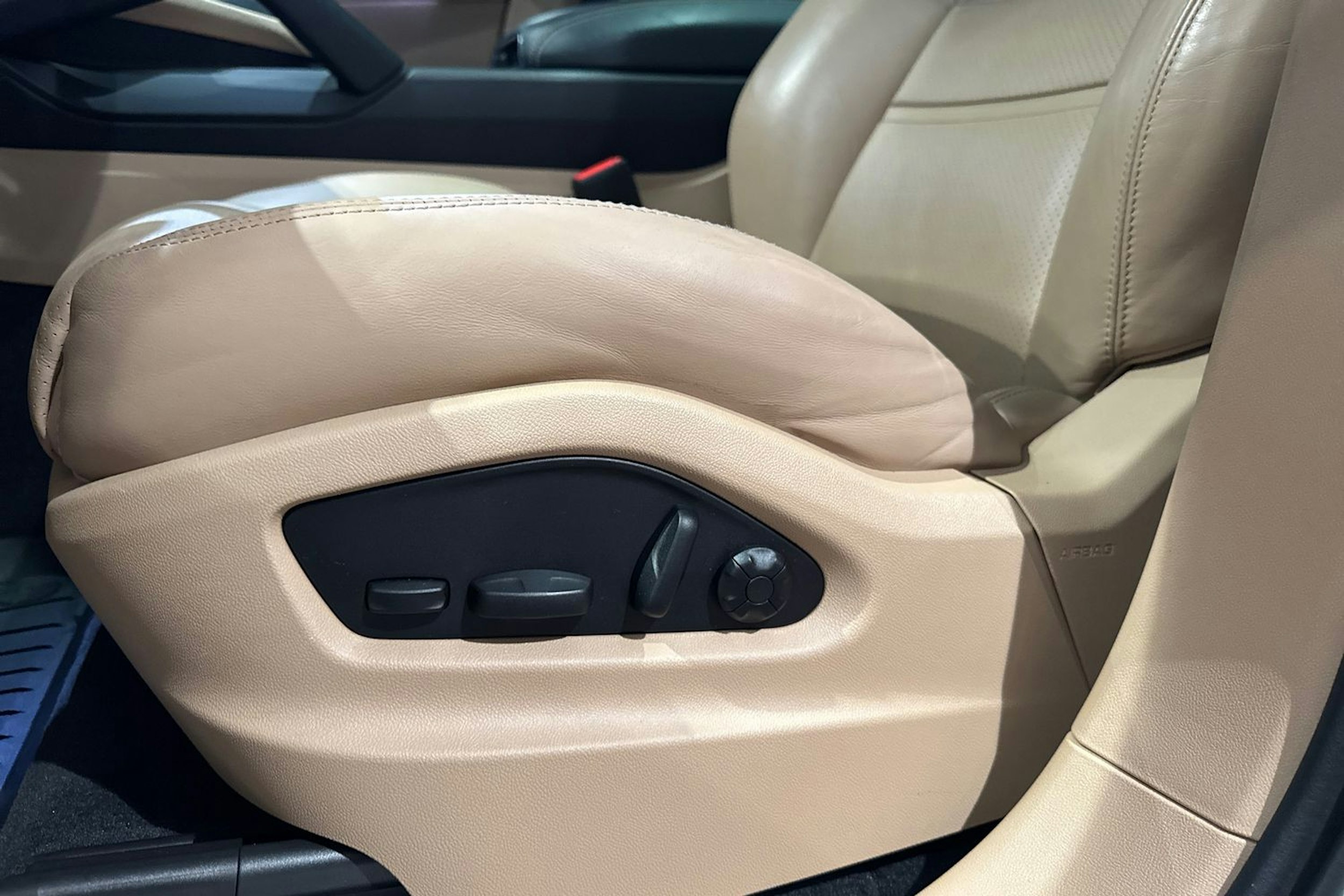 valkoinen Porsche Cayenne 2022 kuva 12.