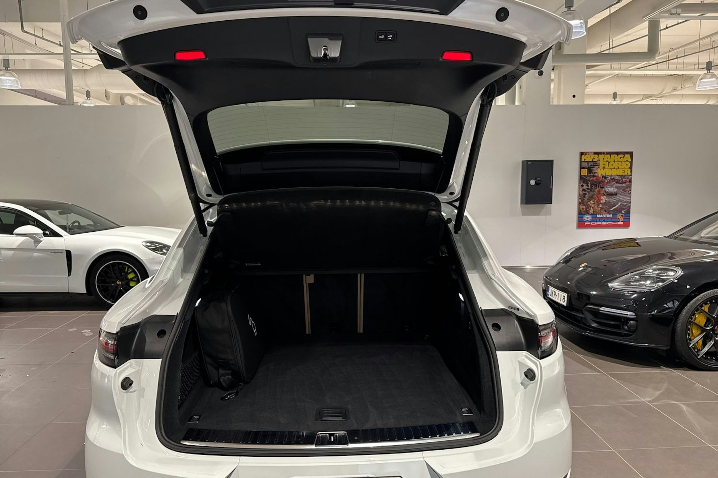 valkoinen Porsche Cayenne 2022 kuva 17.