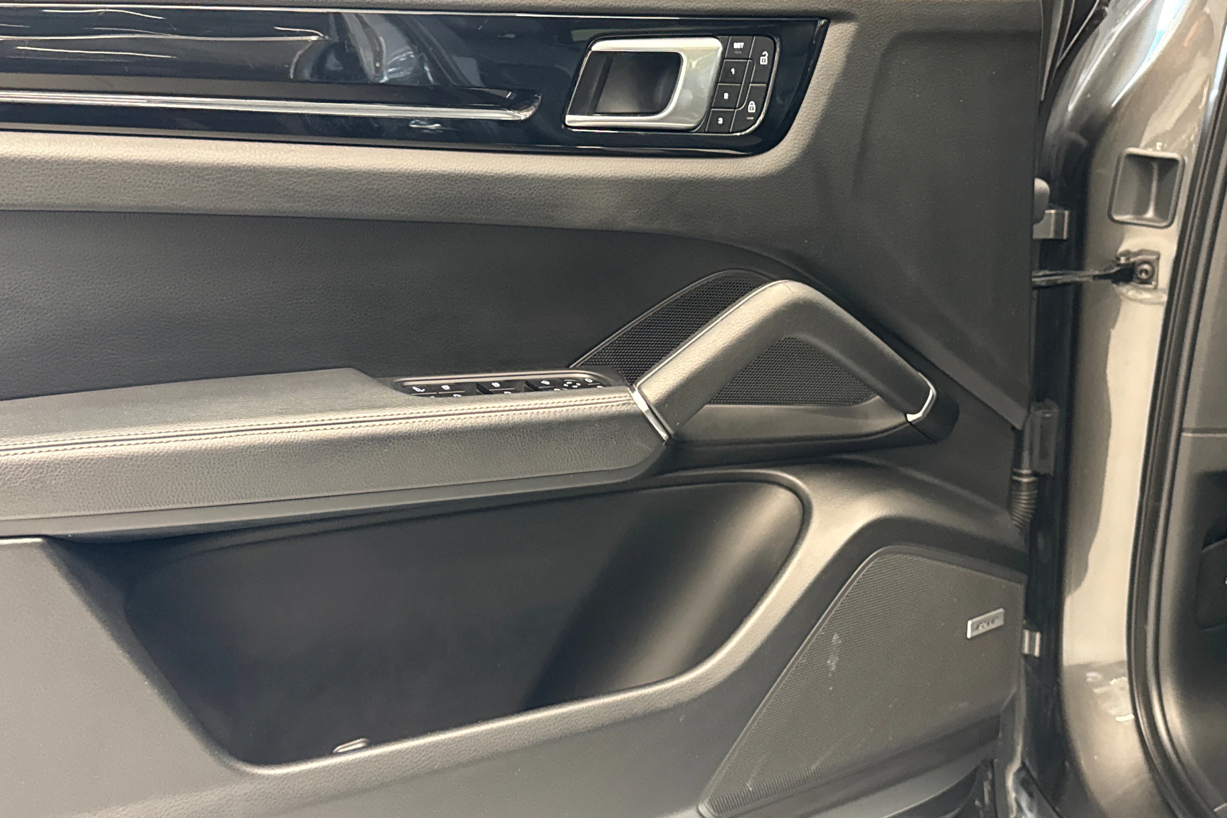 harmaa Porsche Cayenne 2022 kuva 11.