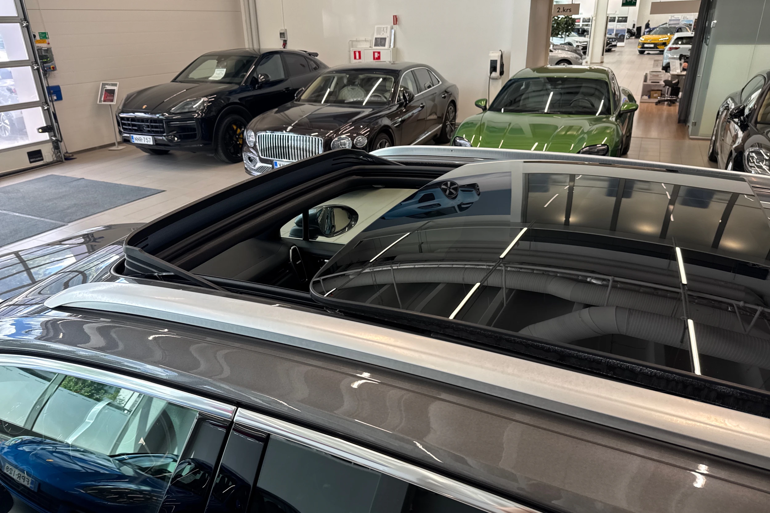 harmaa Porsche Cayenne 2022 kuva 14.