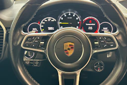 harmaa Porsche Cayenne 2022 kuva 16.