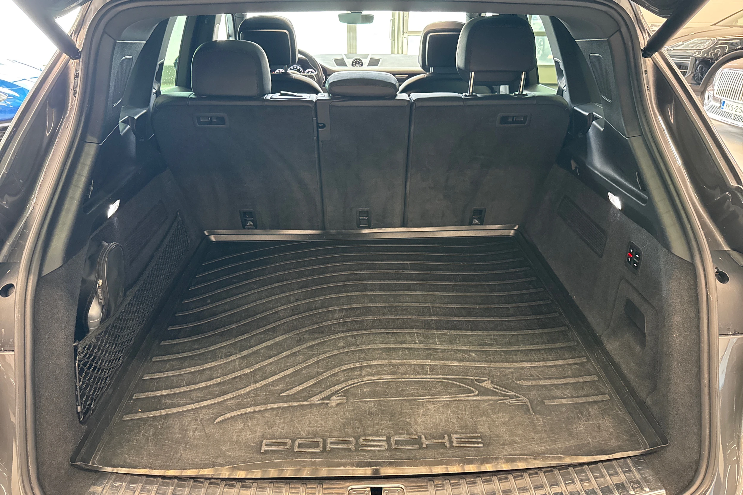 harmaa Porsche Cayenne 2022 kuva 17.