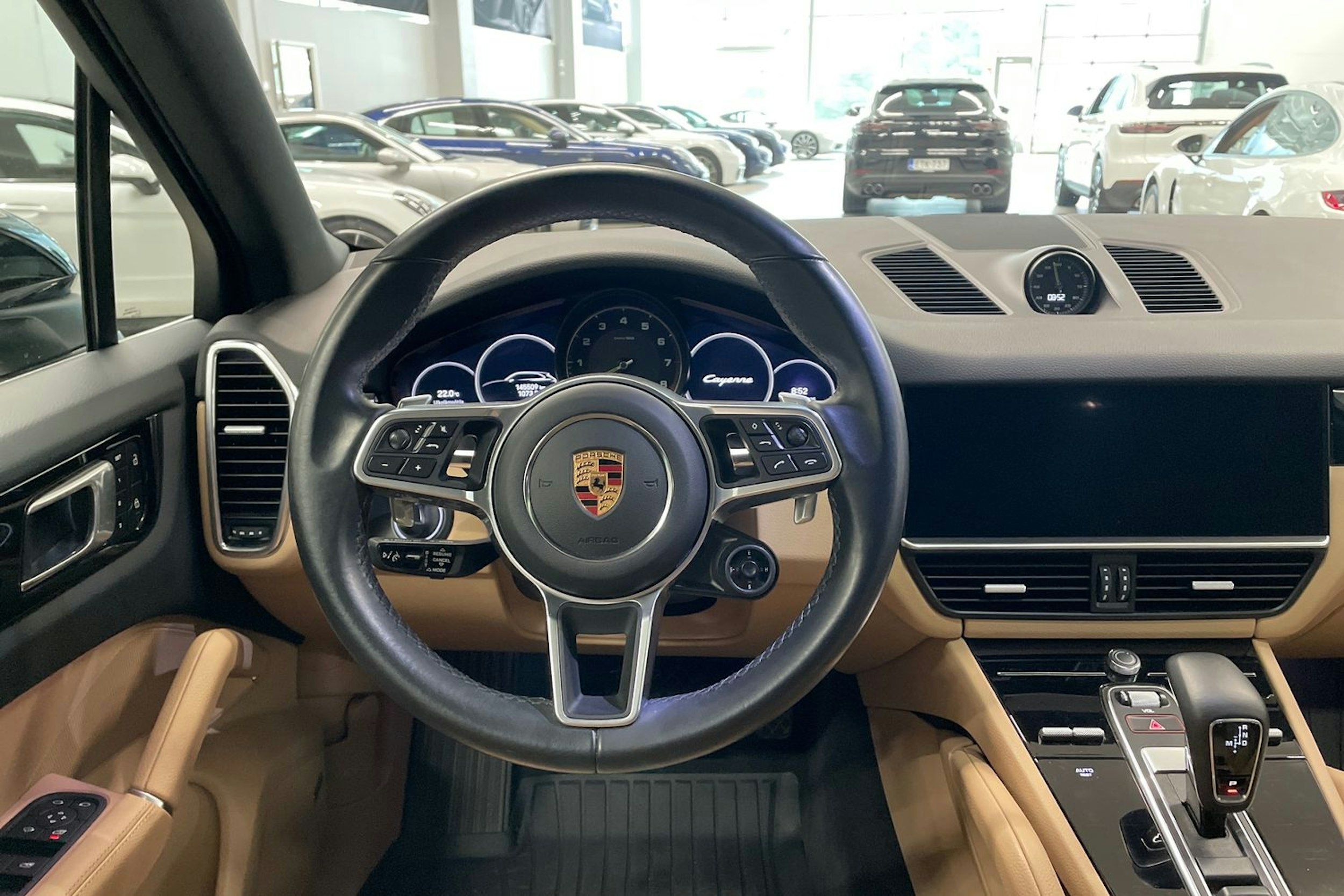 musta Porsche Cayenne 2022 kuva 10.