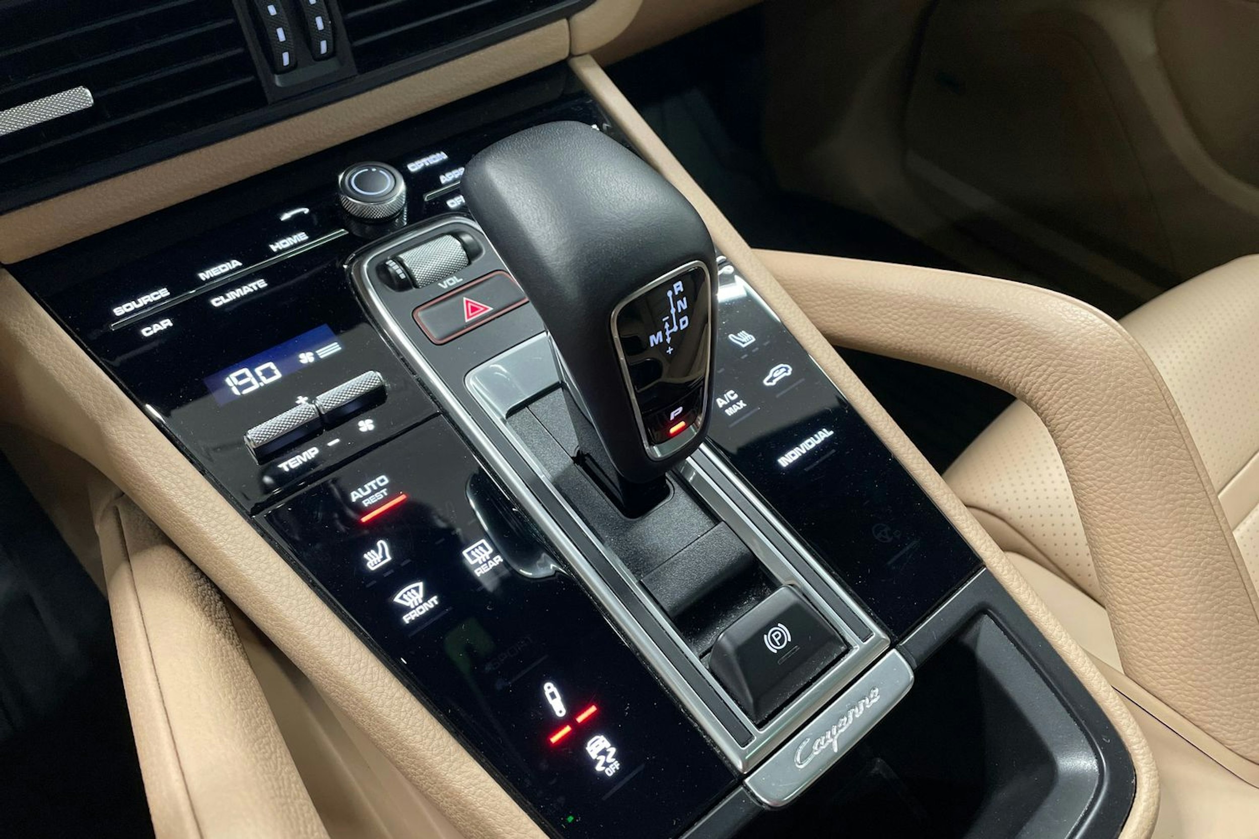musta Porsche Cayenne 2022 kuva 12.
