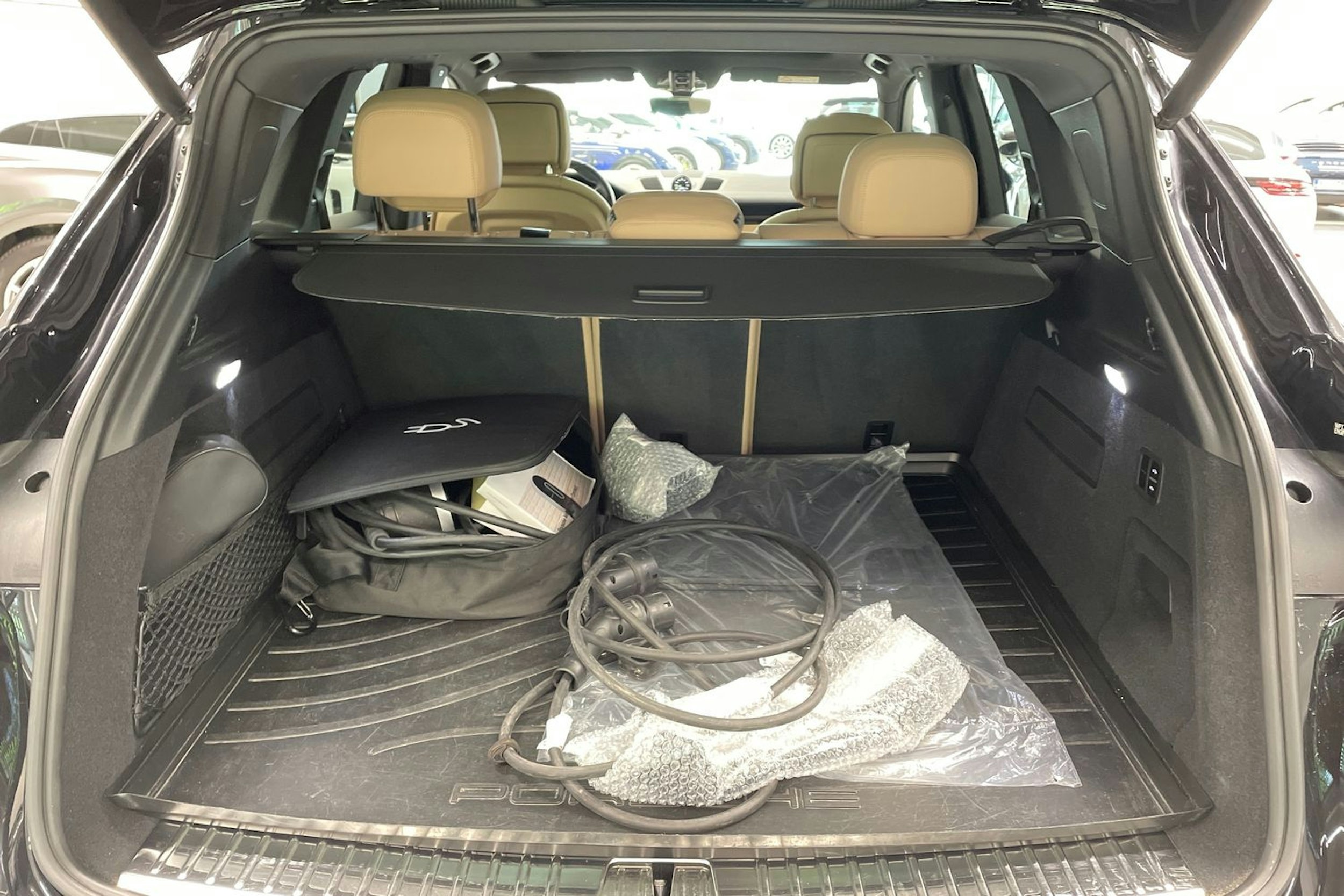 musta Porsche Cayenne 2022 kuva 21.