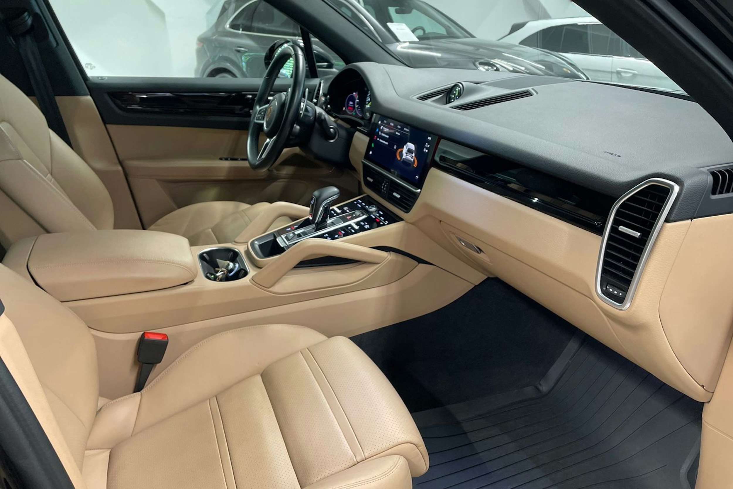 musta Porsche Cayenne 2022 kuva 23.