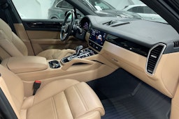 musta Porsche Cayenne 2022 kuva 23.