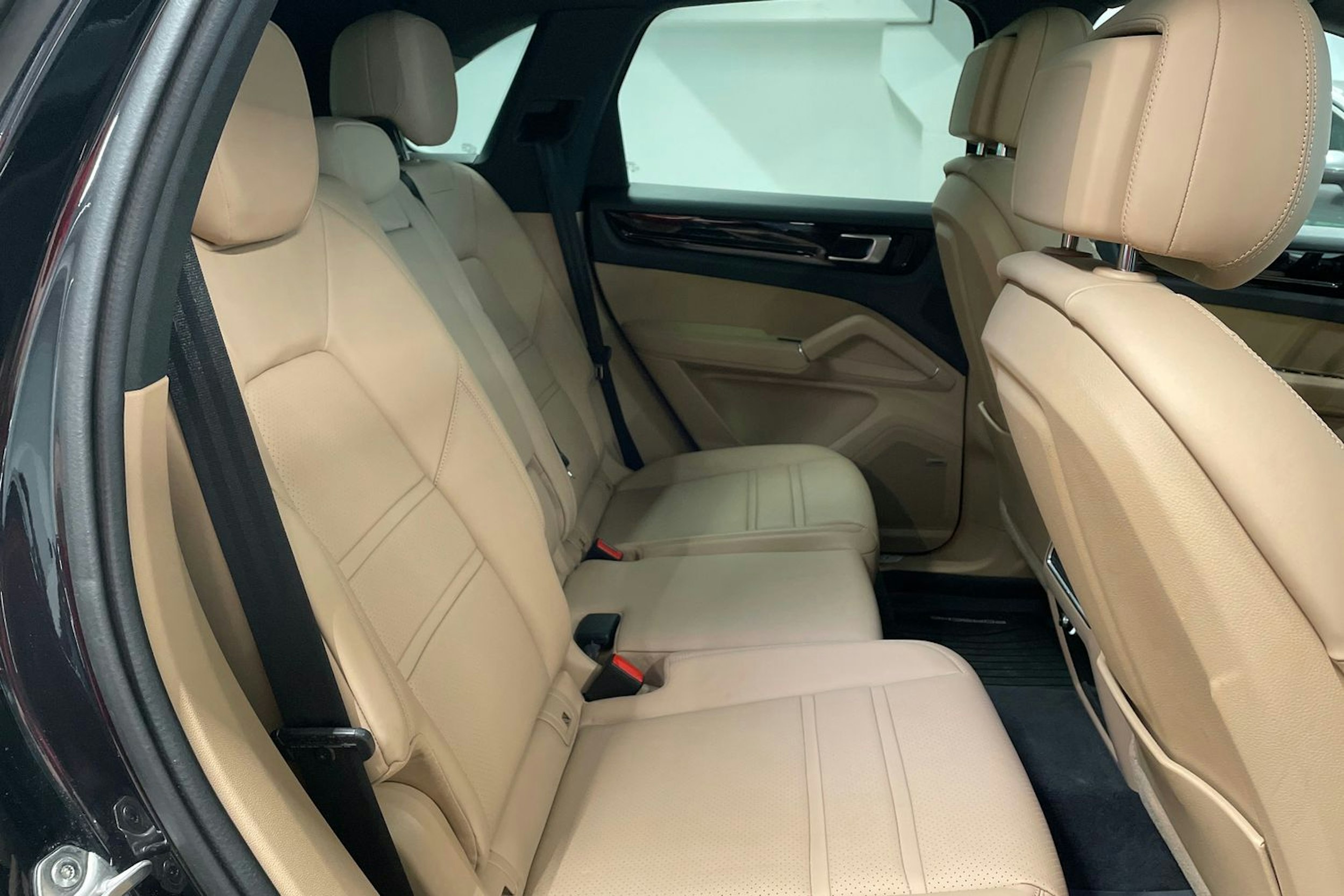 musta Porsche Cayenne 2022 kuva 24.