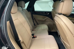 musta Porsche Cayenne 2022 kuva 24.