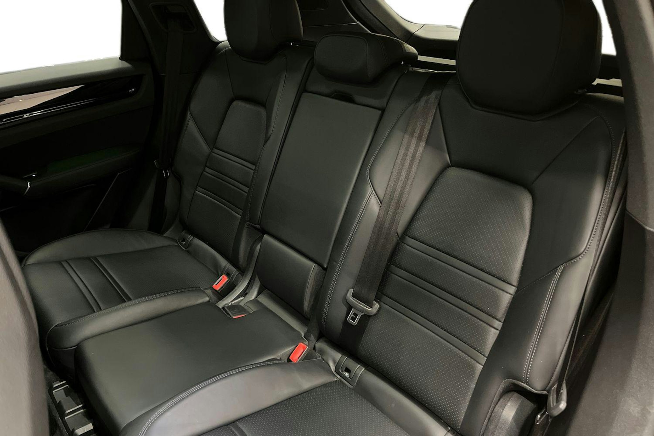 met. Musta Porsche Cayenne 2022 kuva 8.