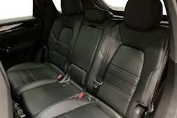 met. Musta Porsche Cayenne 2022 kuva 8.