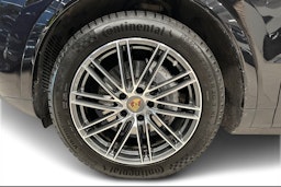 met. Musta Porsche Cayenne 2022 kuva 9.