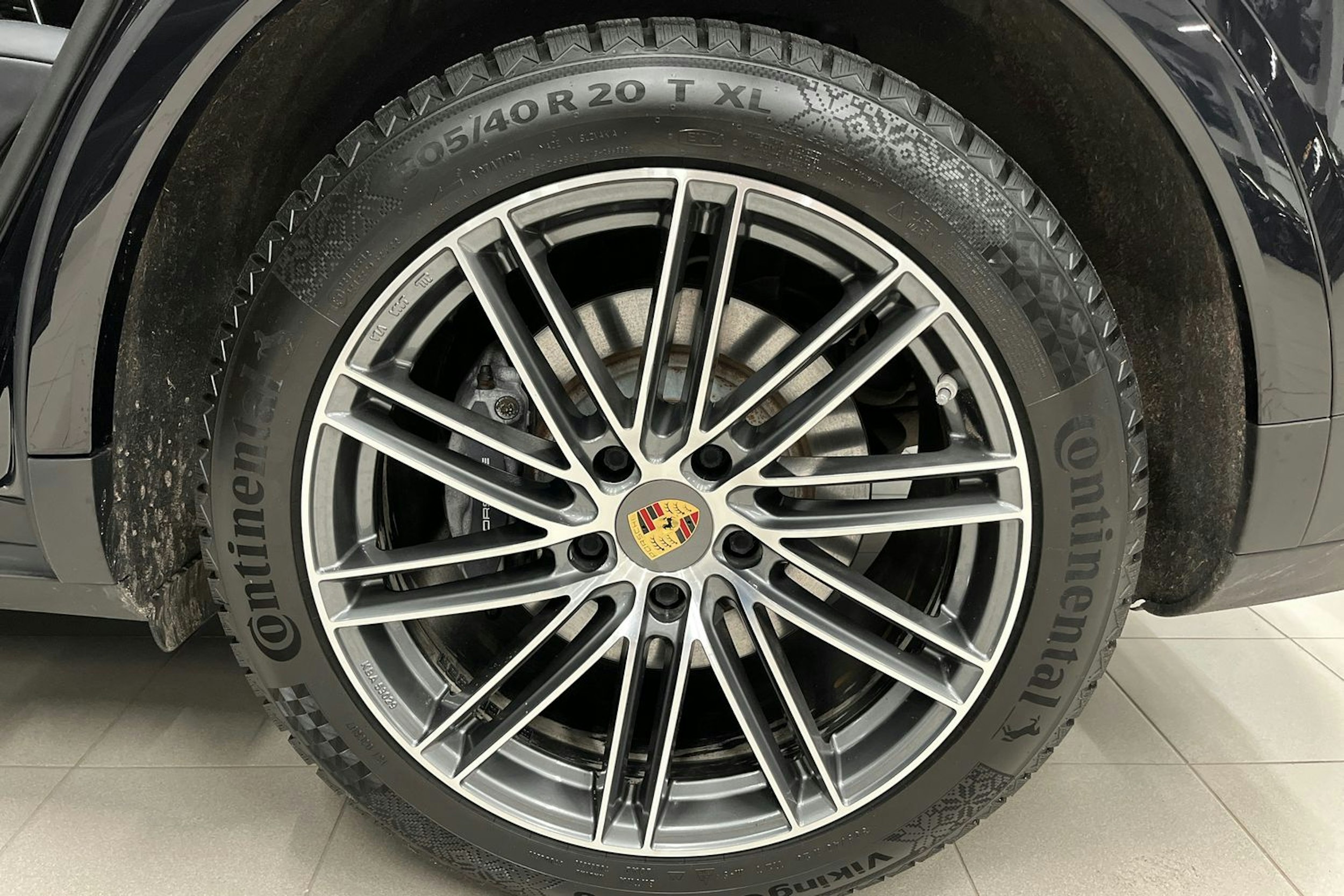 met. Musta Porsche Cayenne 2022 kuva 10.