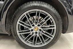 met. Musta Porsche Cayenne 2022 kuva 10.