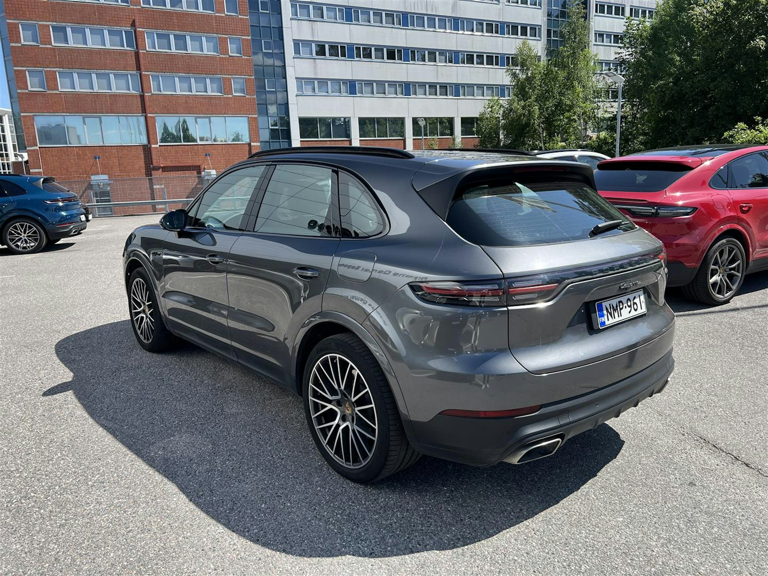harmaa Porsche Cayenne 2022 kuva 2.