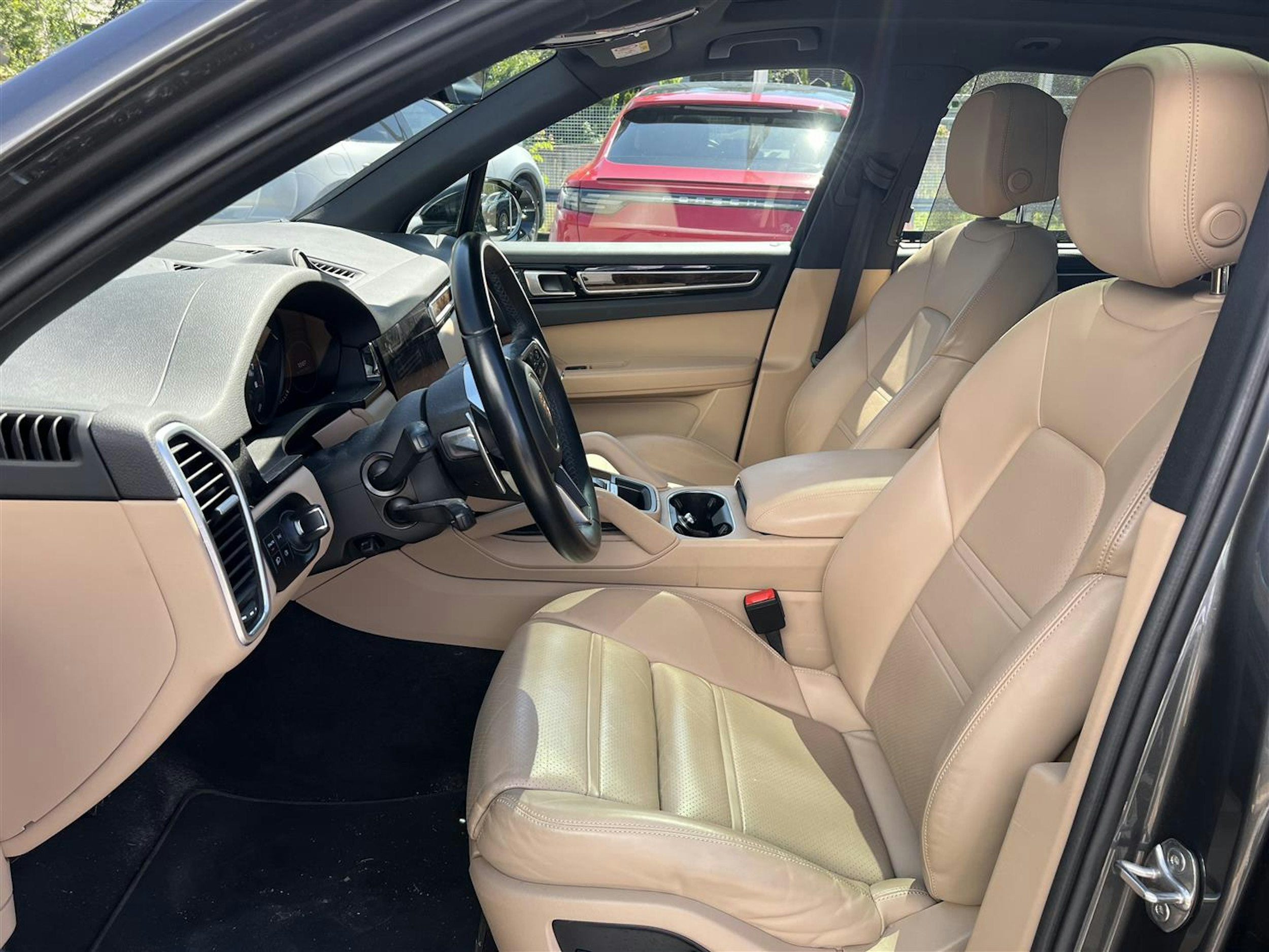 harmaa Porsche Cayenne 2022 kuva 3.