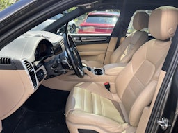 harmaa Porsche Cayenne 2022 kuva 3.