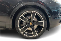 musta Porsche Cayenne 2022 kuva 9.