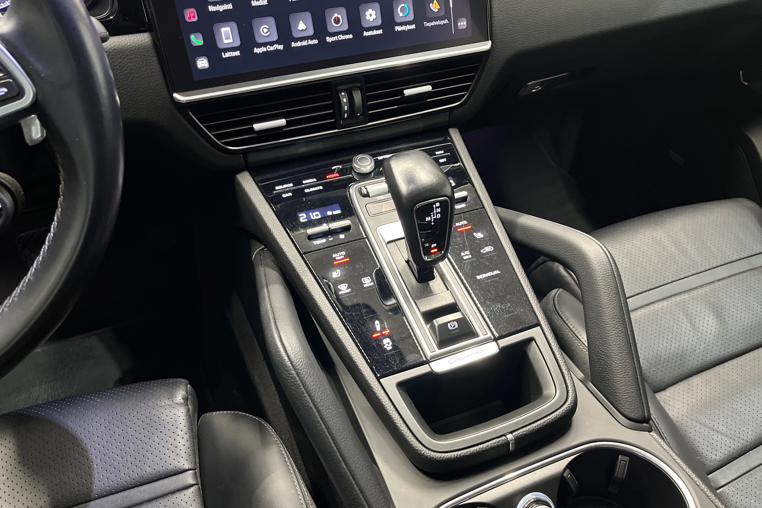 musta Porsche Cayenne 2022 kuva 11.
