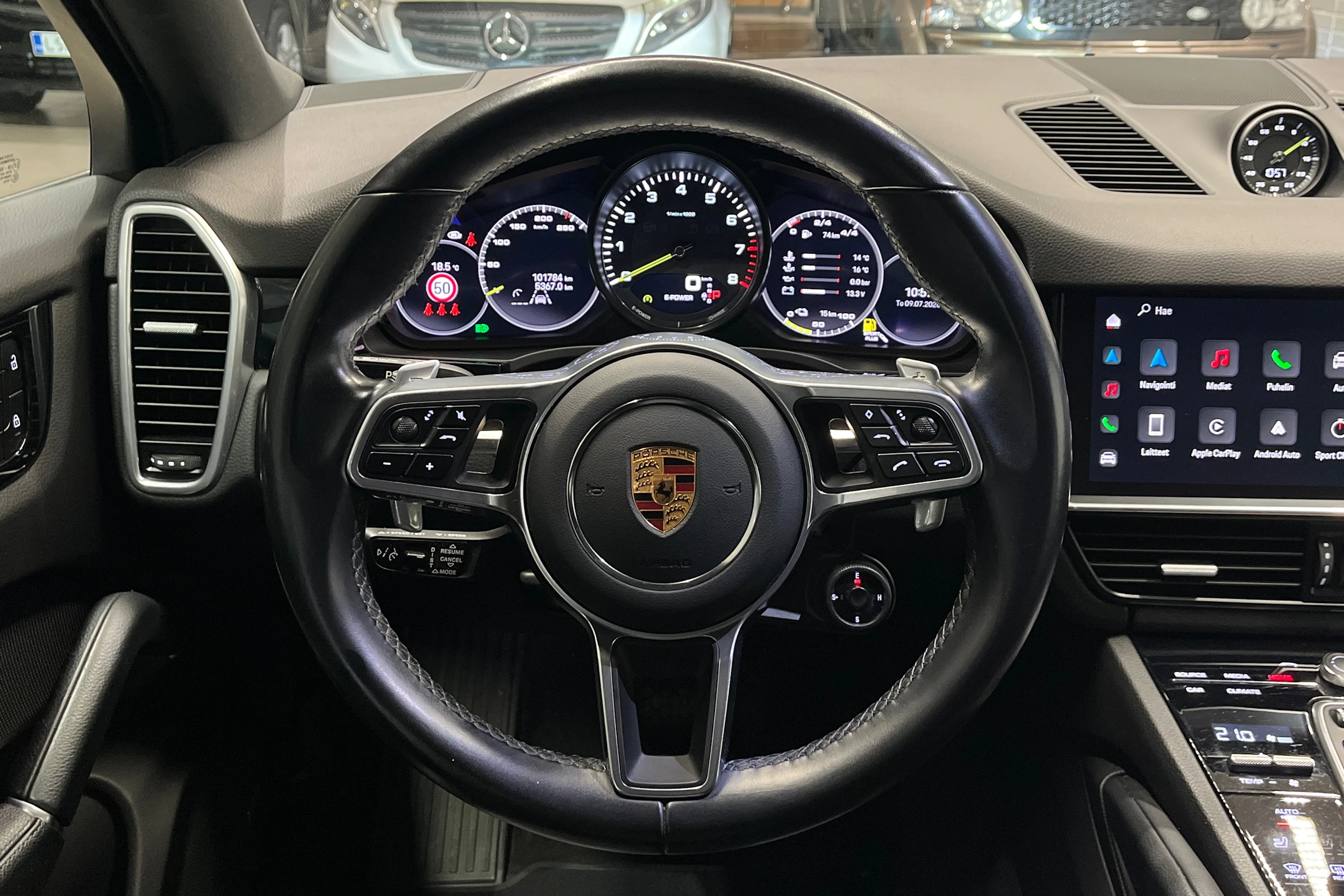 musta Porsche Cayenne 2022 kuva 13.
