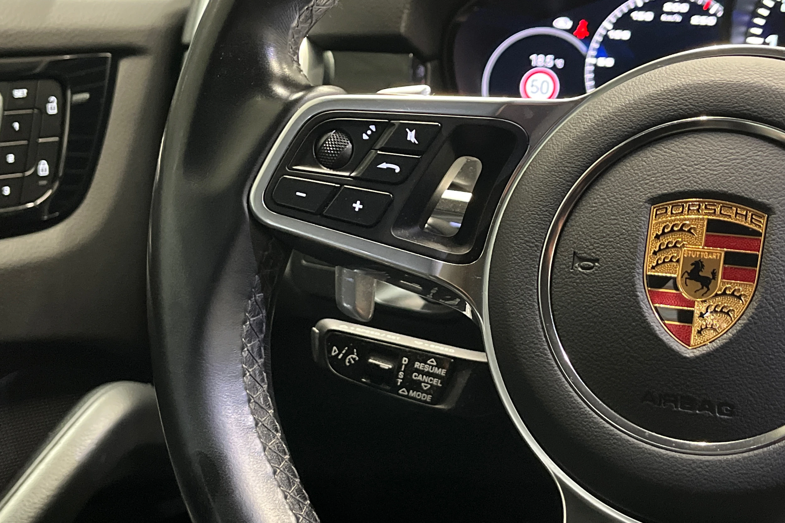 musta Porsche Cayenne 2022 kuva 14.