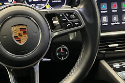 musta Porsche Cayenne 2022 kuva 15.