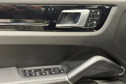 musta Porsche Cayenne 2022 kuva 16.