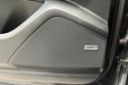 musta Porsche Cayenne 2022 kuva 17.